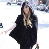 Avril Lavigne after getting her nails done at a salon | Picture 89935